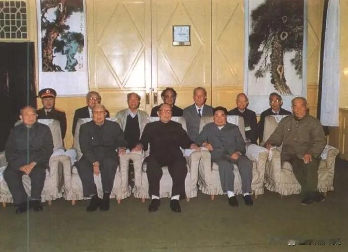 1990年，聂荣臻会见红一方面军军战史编委，前排左起刘志坚、王平、聂荣臻、杨得志