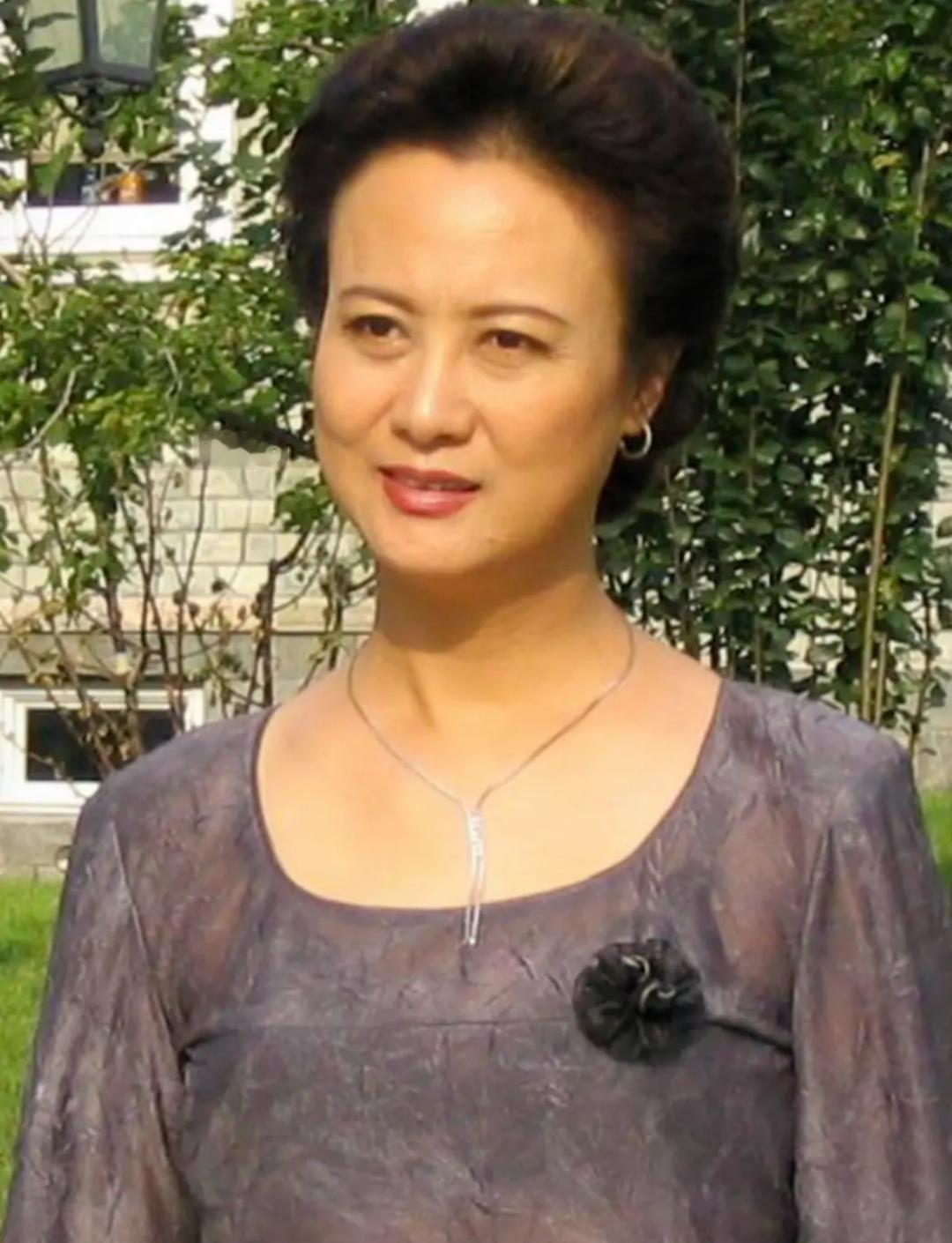 她一生坎坷，照顾疯母，嫁给渣男，离世前将31岁儿子托付海清
娱乐 明星