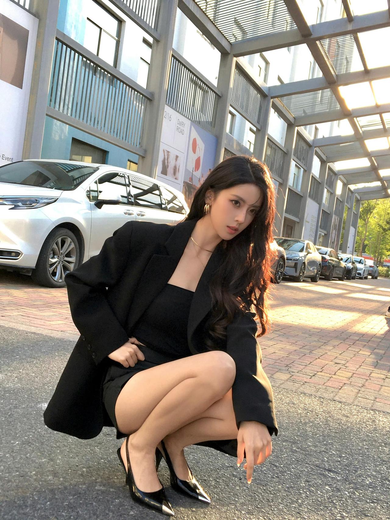 六金宽松西装+短裙，又酷又有女人味