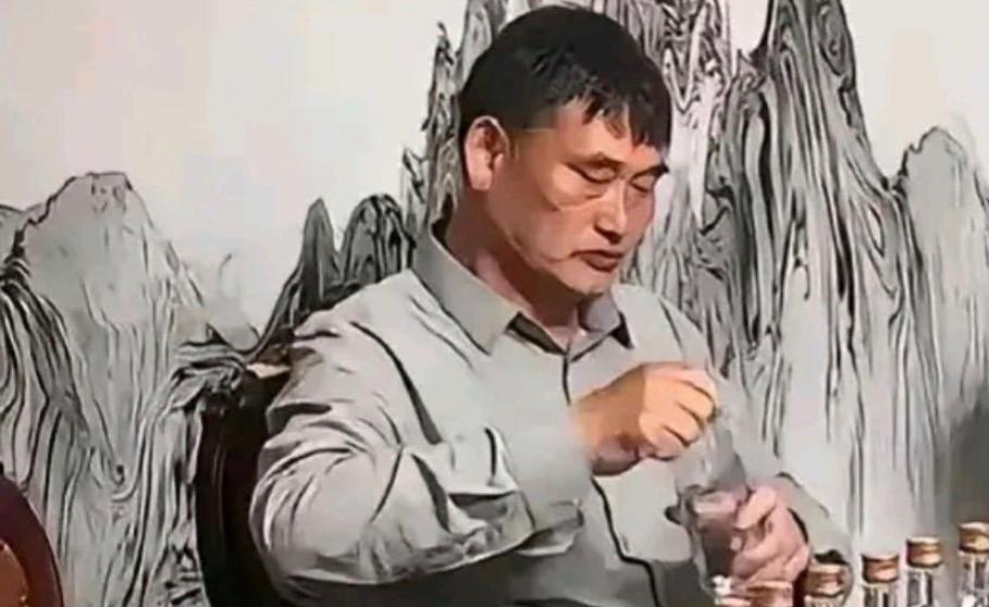 大衣哥看似朴实土气，实则人间极度清醒

很多人总觉得大衣哥朱之文憨厚朴实、不懂圈