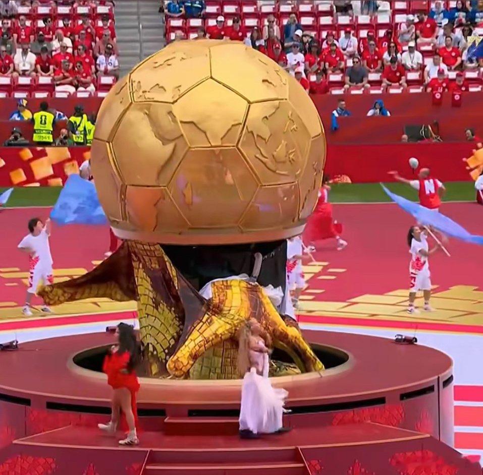 2026世界杯加拿大赛区开幕式状况百出，沦为全网笑柄。压轴巨型充气大力神杯升空后