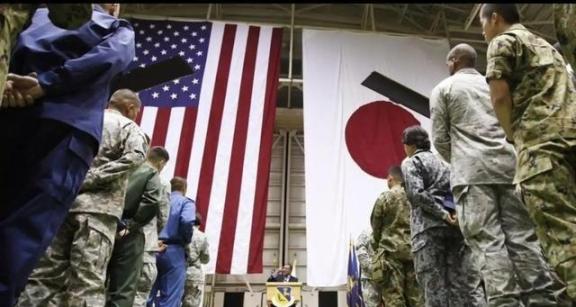 日本为何近来表现得如此强硬？原因有二。

近期，日本在国际事务中的表现变得尤为突