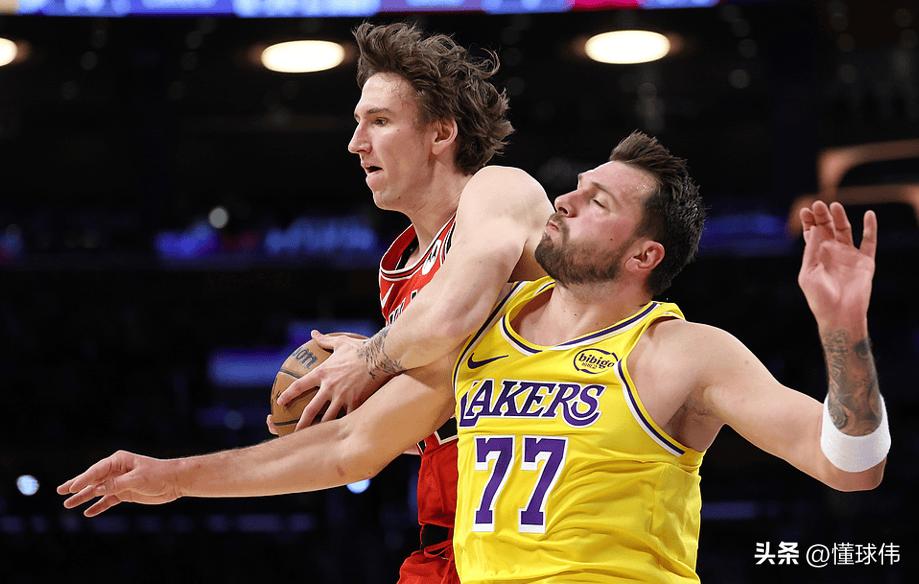 你说你惹他干嘛？布泽利斯谈东契奇：

“他拿到51分。”

“进了9个三分。”