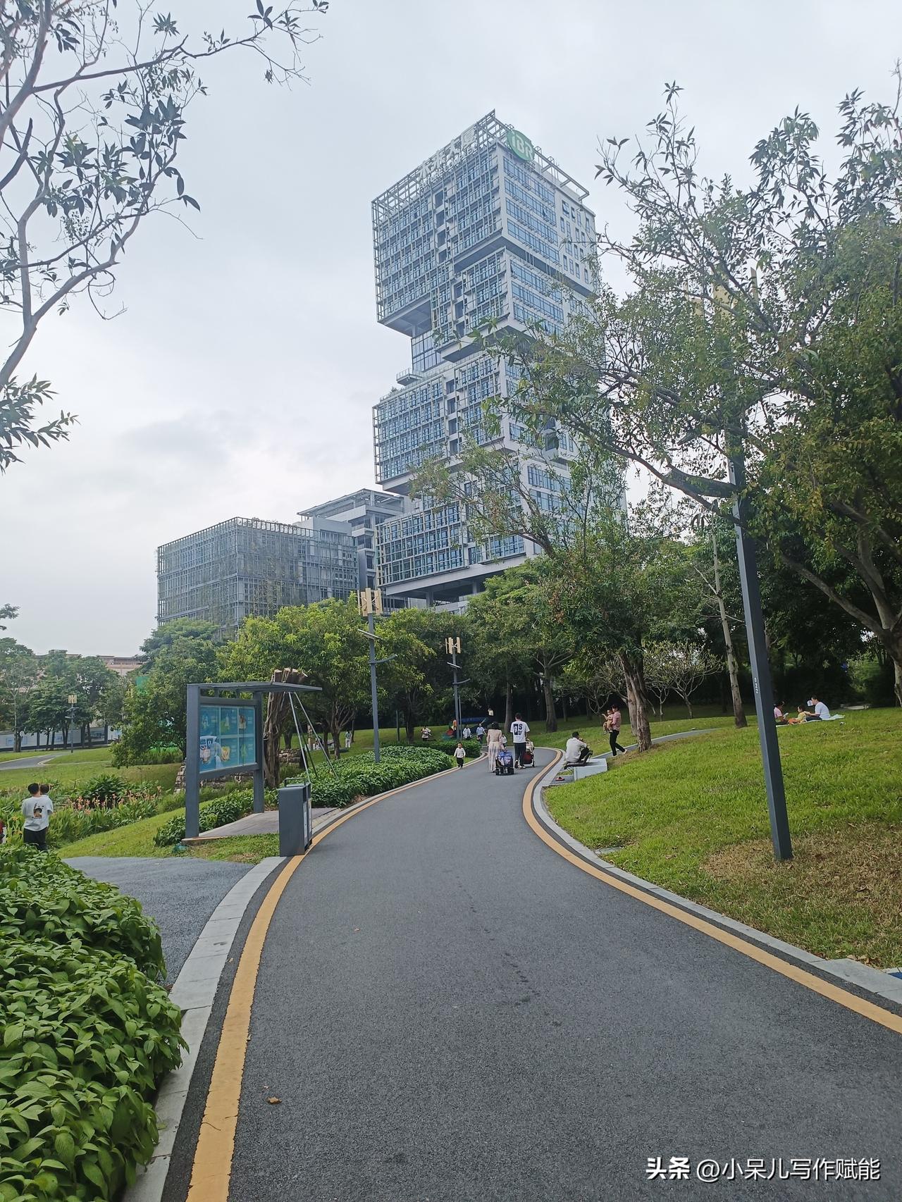 人生就像这公园的路，曲里拐弯的，谁也不知道下一段是平是坡。你看那些人，有的遛弯有