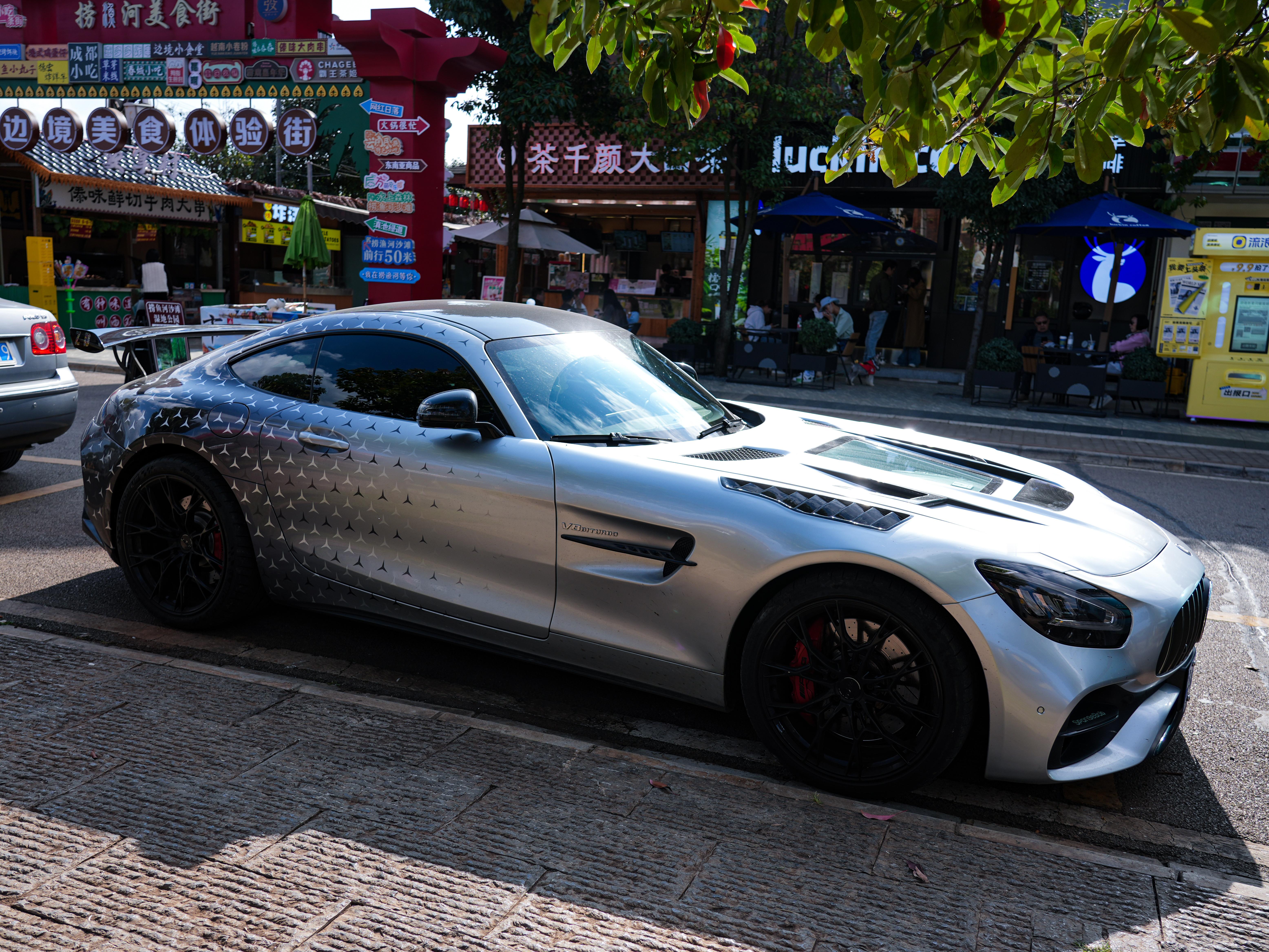昆明偶遇一台奔驰AMG GT～真的，这个长车头带来的车身比例，太炸裂了！[泪][