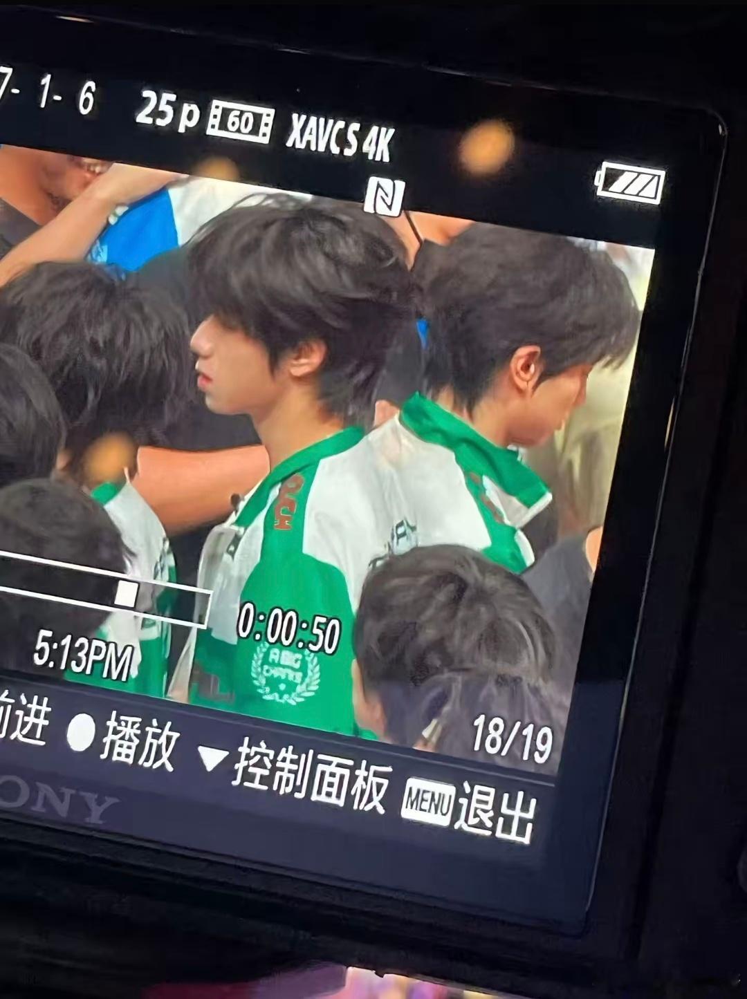 橹穆背靠背该互动发生在2026年7月16日的运动会现场，二人被分至同一队伍，在广