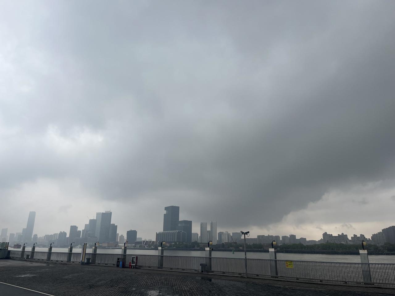 上海：黑云压境，暴雨来袭。
刚进入6月，气温升高，已经下了好几场雨。今天的雨水并