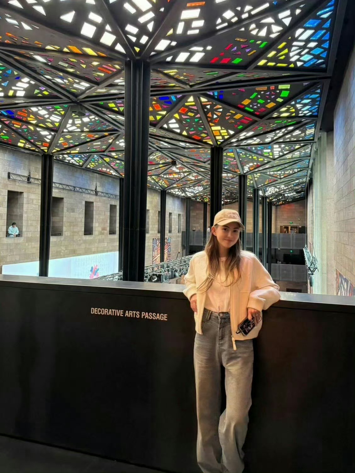 后面有位靓仔在偷偷的观察自己的老婆 