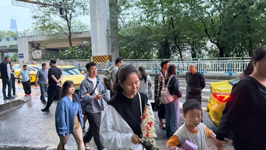 一排出租车等客，人们宁愿在旁边叫网约车。大家对出租车司机的信任咋丢掉的？街头[超
