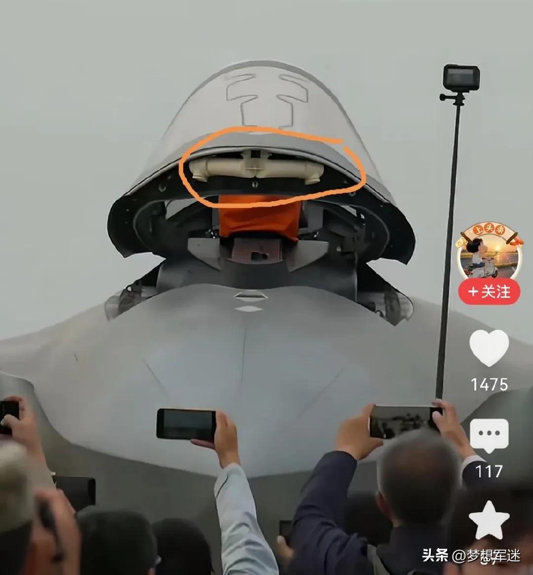 歼-20座舱盖后面那根像“PVC管”的东西，其实不是水管，而是关键时刻能救飞行员