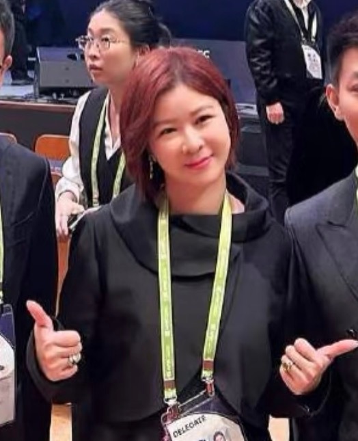 韩国偶遇杜华 哦莫～不愧是华华子，这状态也太好了吧，整个人的气质一整个溢出了屏幕