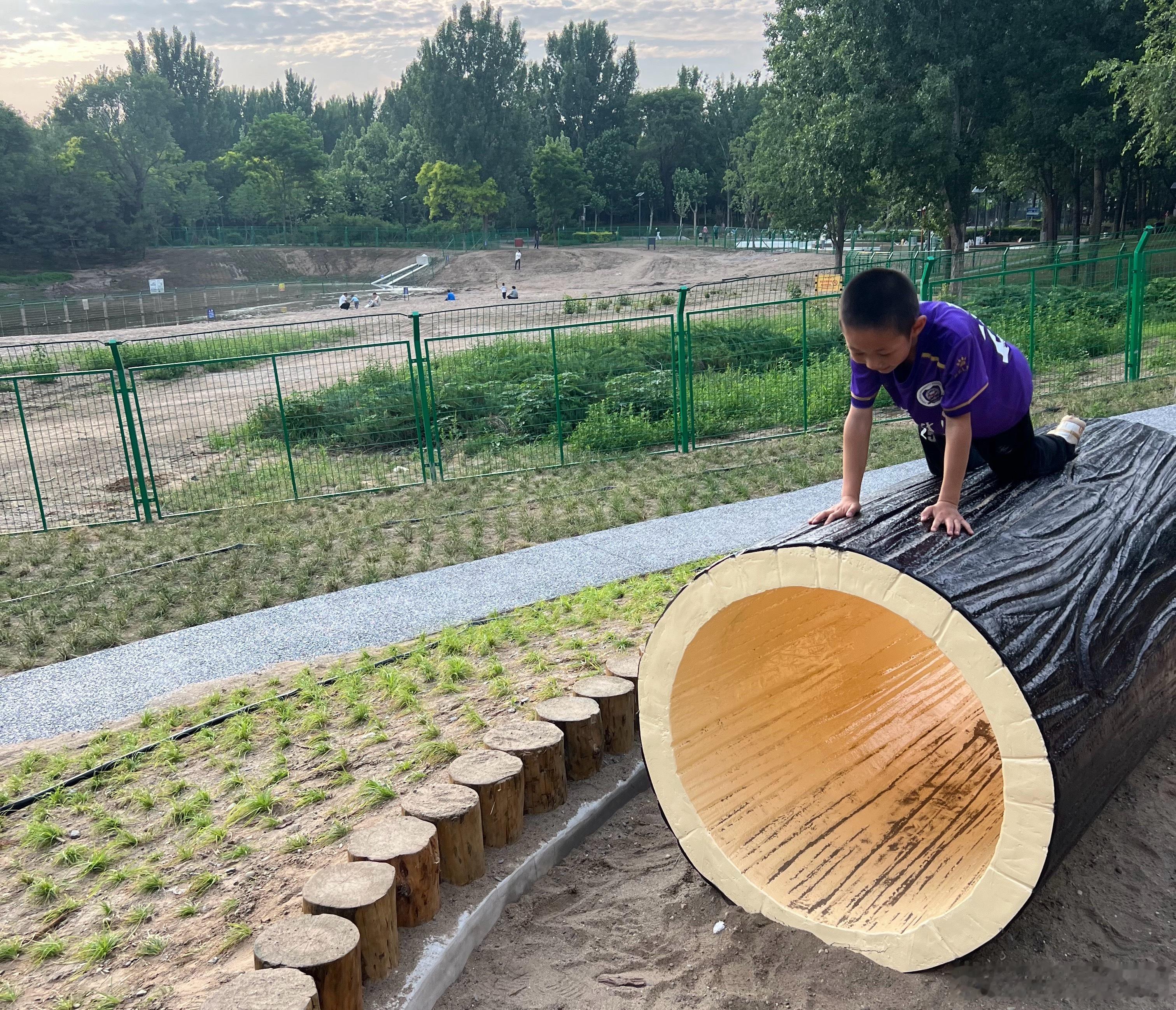 放学户外2小时耽误的就是吃饭时间每天他和同学一起玩我就不想拉他回家但是～我还没做