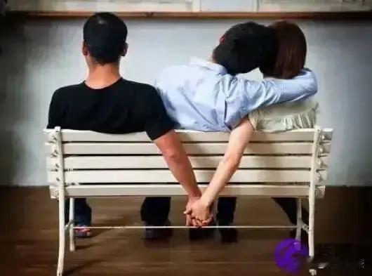 江苏icon，一男子常年在外打工，发现自己身患癌症，恰好又发现妻子，一直与情夫保