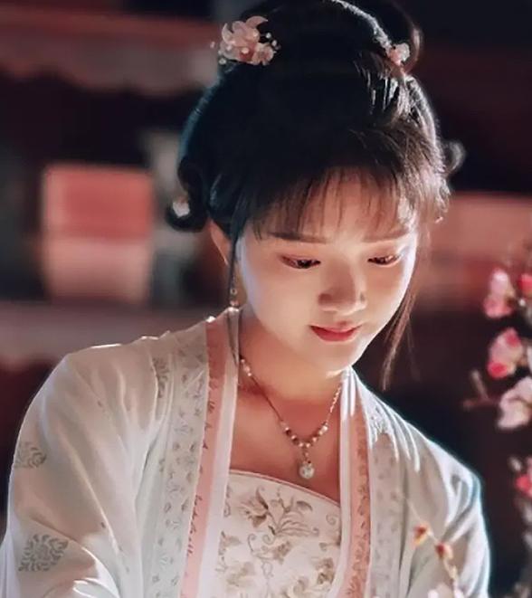 1191年，宋光宗洗澡时，瞧见一旁服侍的宫女露出的洁白细腻的肌肤，光宗见她指若春