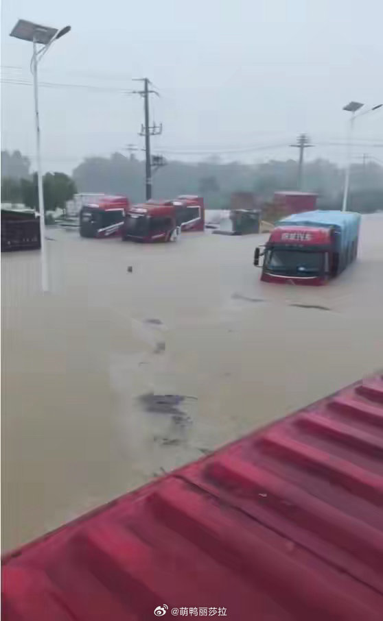 两货车司机遇洪水被困近30小时获救广西贵港市发生强降雨，其中港北区中北部出现特大