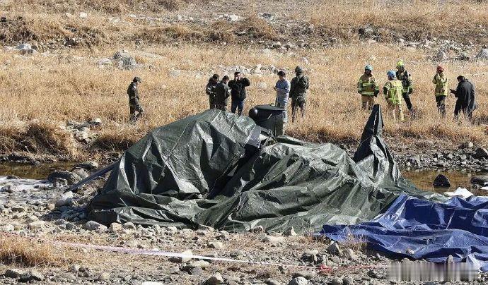 【韩国军用直升机坠毁现场画面曝光】据韩联社消息，韩国京畿道加平郡9日上午11时左