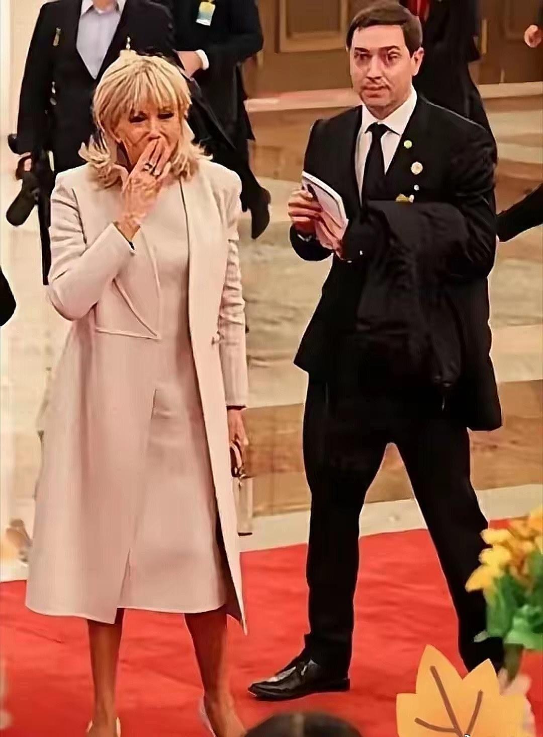 果然，人跟人真的不一样啊
​好佩服马克龙的夫人，她都70多岁了，居然在北京光腿穿