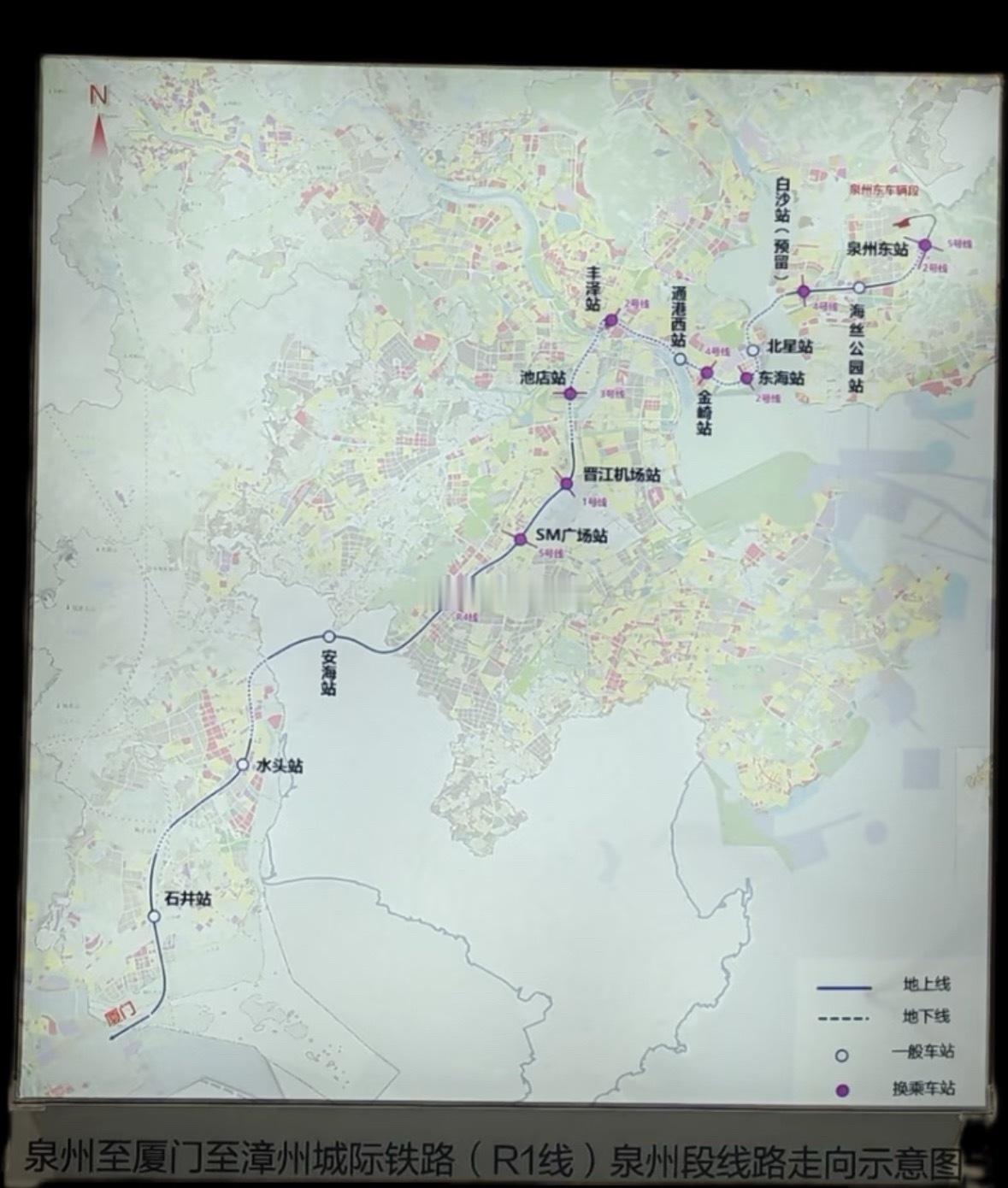 厦漳泉R1线泉州段最新站点线路走向图 从图中我们可以看到，R1线跟多条常规地铁线