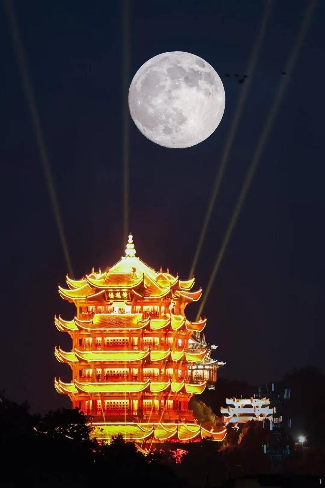 中秋快乐此时武汉的黄鹤楼和月亮㊗️大家团团圆圆 ​​​