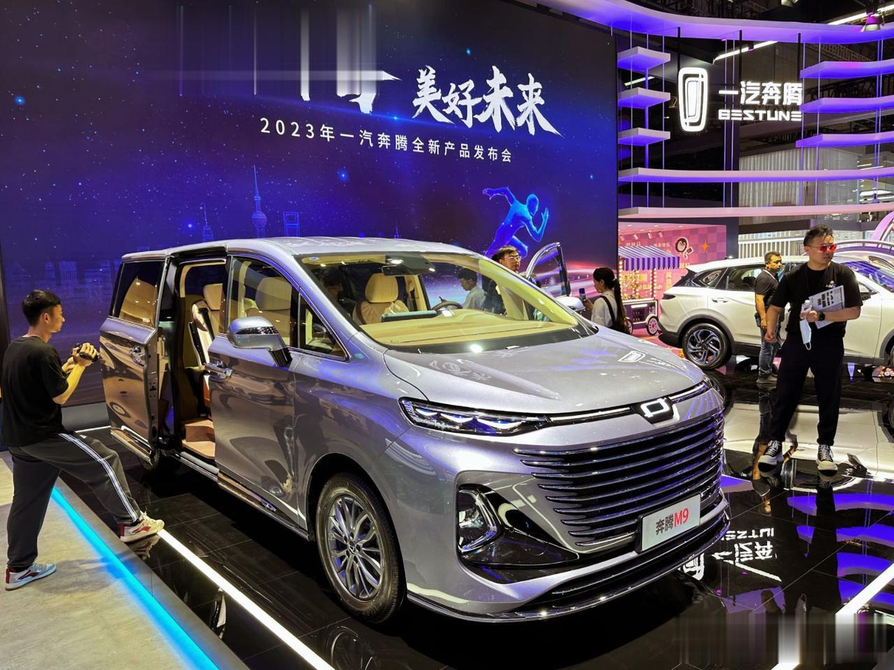 一汽奔腾M9价格发布：尊享型22.98万，智尊型24.98万。跟几个规格相近的竞