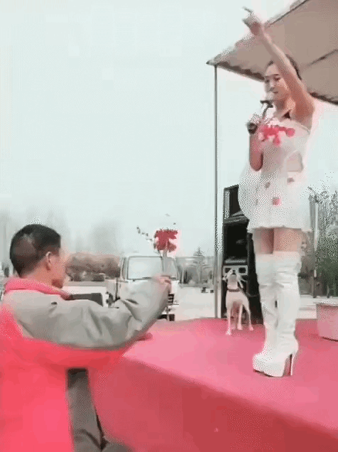 大叔借花揩油，美女感到难听堪，心想大场合不能失礼，即刻和大叔握手而显得大度。小伙