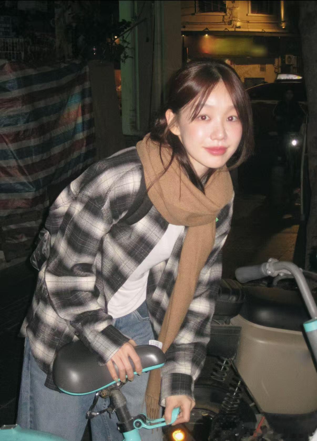 徐梦洁古早台偶女主那味儿 笑容甜度满分，穿搭休闲又有小心思。徐梦洁身上有种天然的