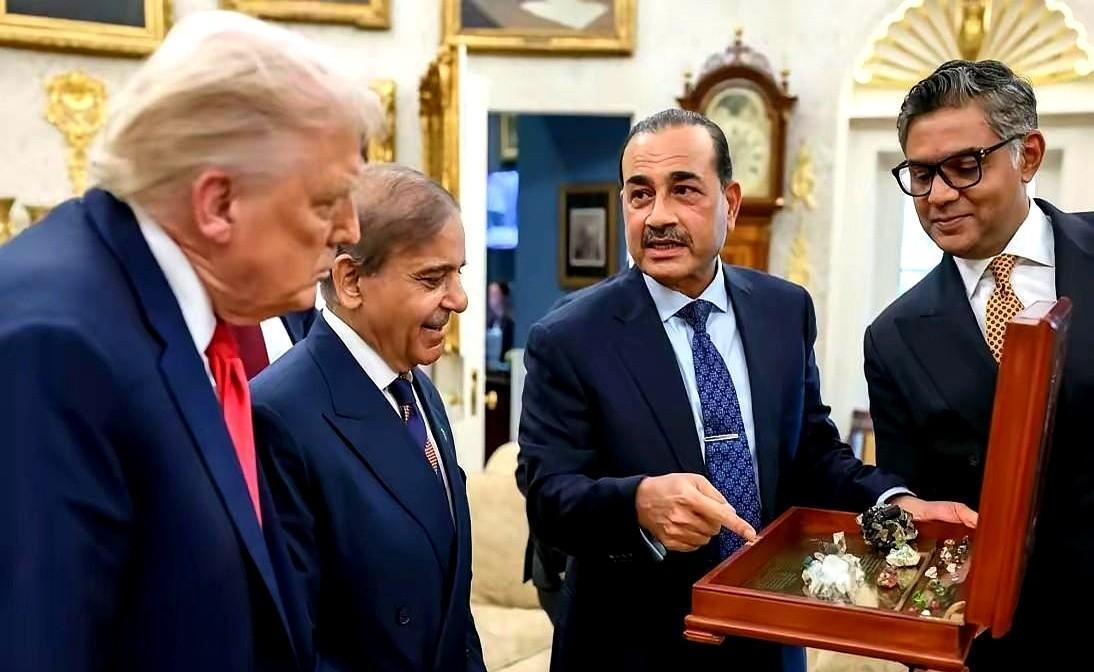 半年要去见特朗普第三次了。
登机前整理领带的手指在颤抖，他对着舷梯旁的记者挥手