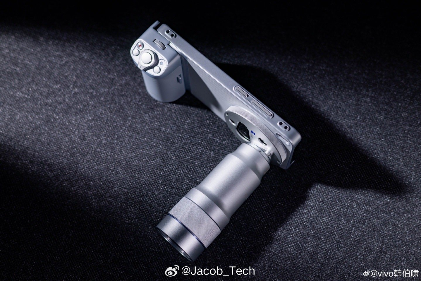 vivo X300 Ultra更多的细节图曝光了感觉这次的增距镜好像比以往的还要