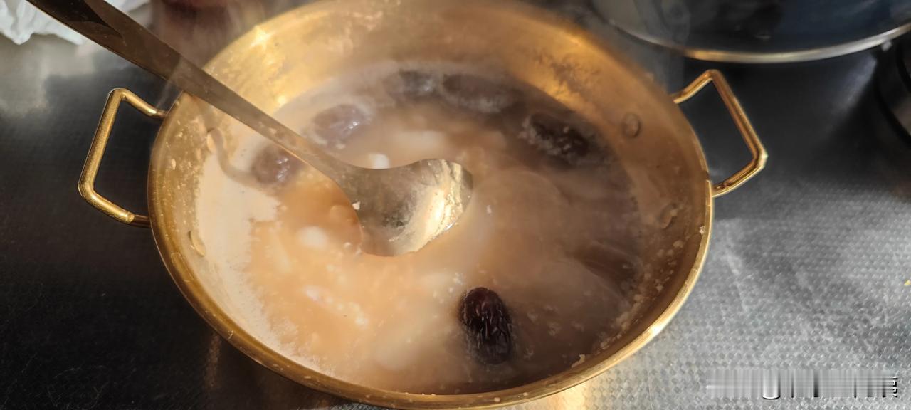 我做饭从来没有章法，常常是突发奇想。比如今天中午想熬红枣小米粥，正在这时候，快递