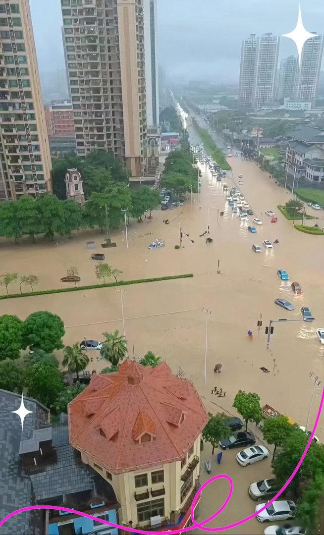 这场雨下得太沉重了。广西洪水的新闻刷屏了好几天，最让我心里发紧的不是不断上涨的水