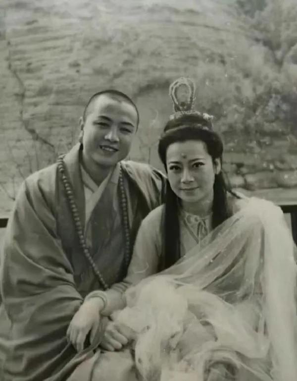 唐僧徐少华和观音左大玢的珍贵合影。
拍戏间隙，左大玢老师也是所有人争相合影的对象