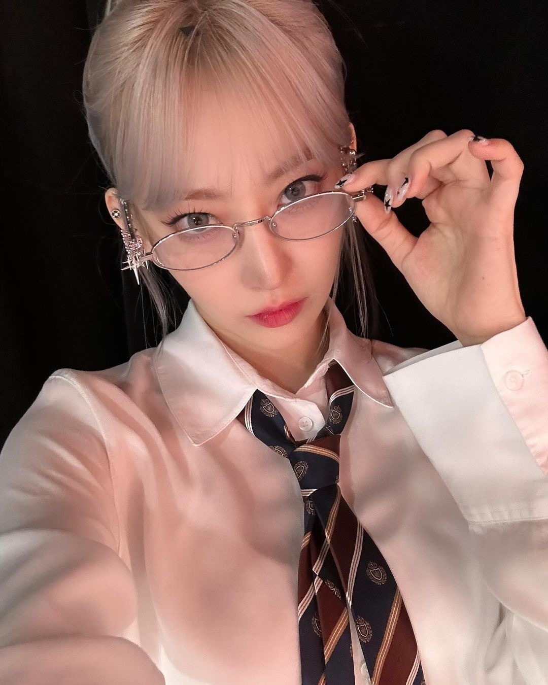 #宫脇咲良校服眼镜##宫脇咲良眼镜学姐# 宫脇咲良眼镜造型，麻辣学姐[憧憬]真的