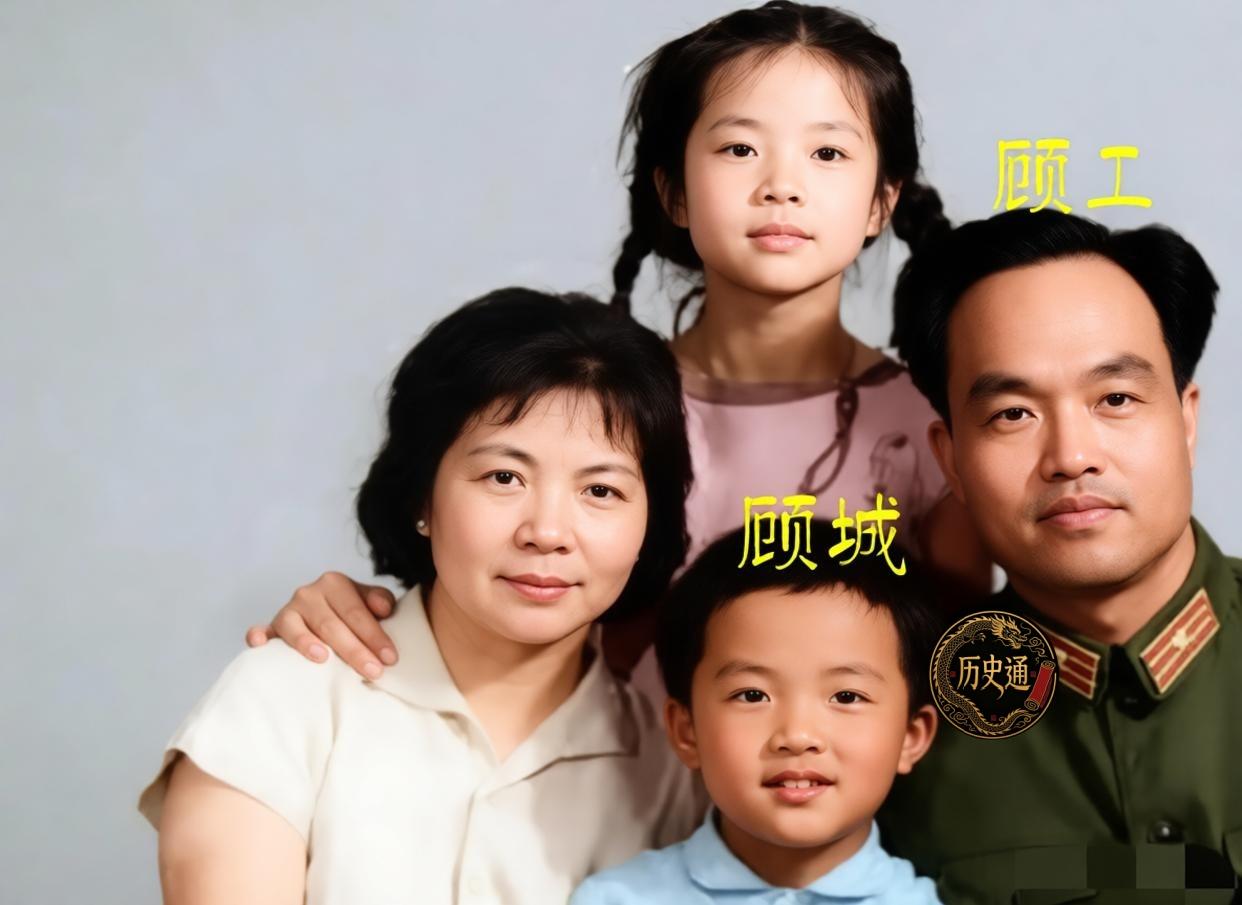 这是小时候的顾城与姐姐还有父母在一起。小时候的顾城不论面相还是灵气都无可挑剔。