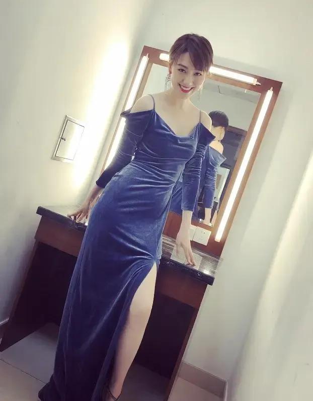哇，这位漂亮的女主持人是谁呢？

她不仅长相出众，笑容甜美，而且身材也是凹凸有致