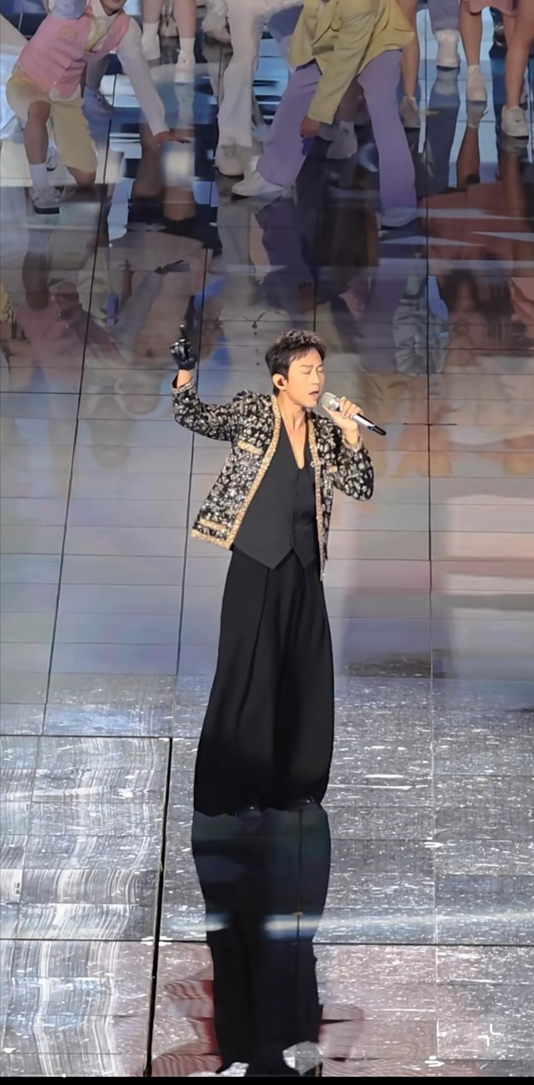 邓超，这是把孙俪的裤子穿出来了吗？