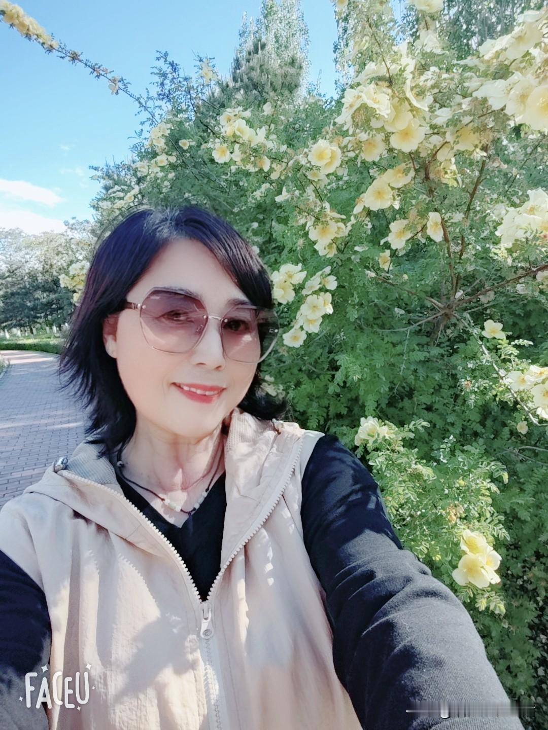 儿子说：妈妈你这自拍照美颜效果太强了，看着比我都年轻了

我说：有钱难买高兴呀！