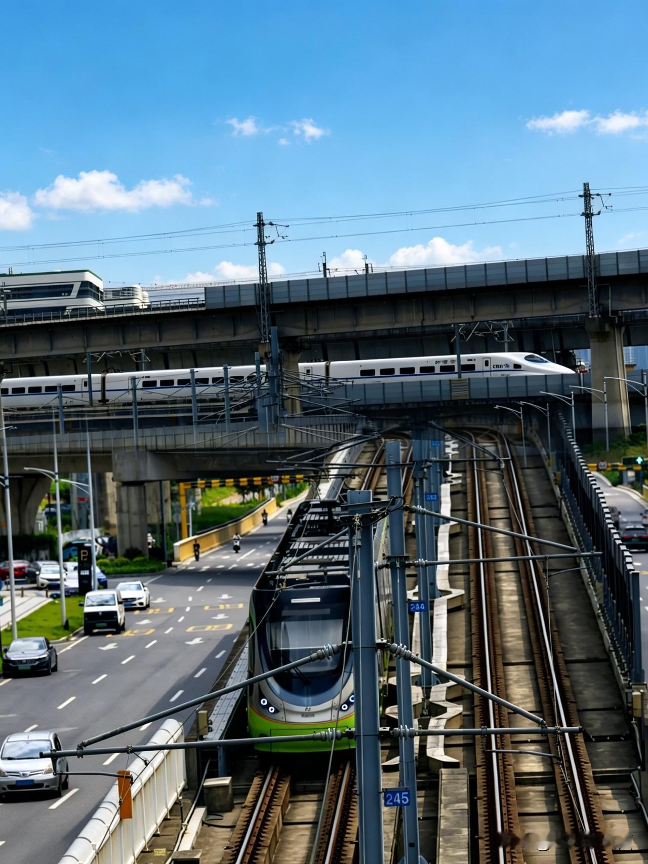 《文翰公园：一城双轨，半湖夏荷》
晴日里漫步佛山文翰公园，一出站便能看到轻轨与高