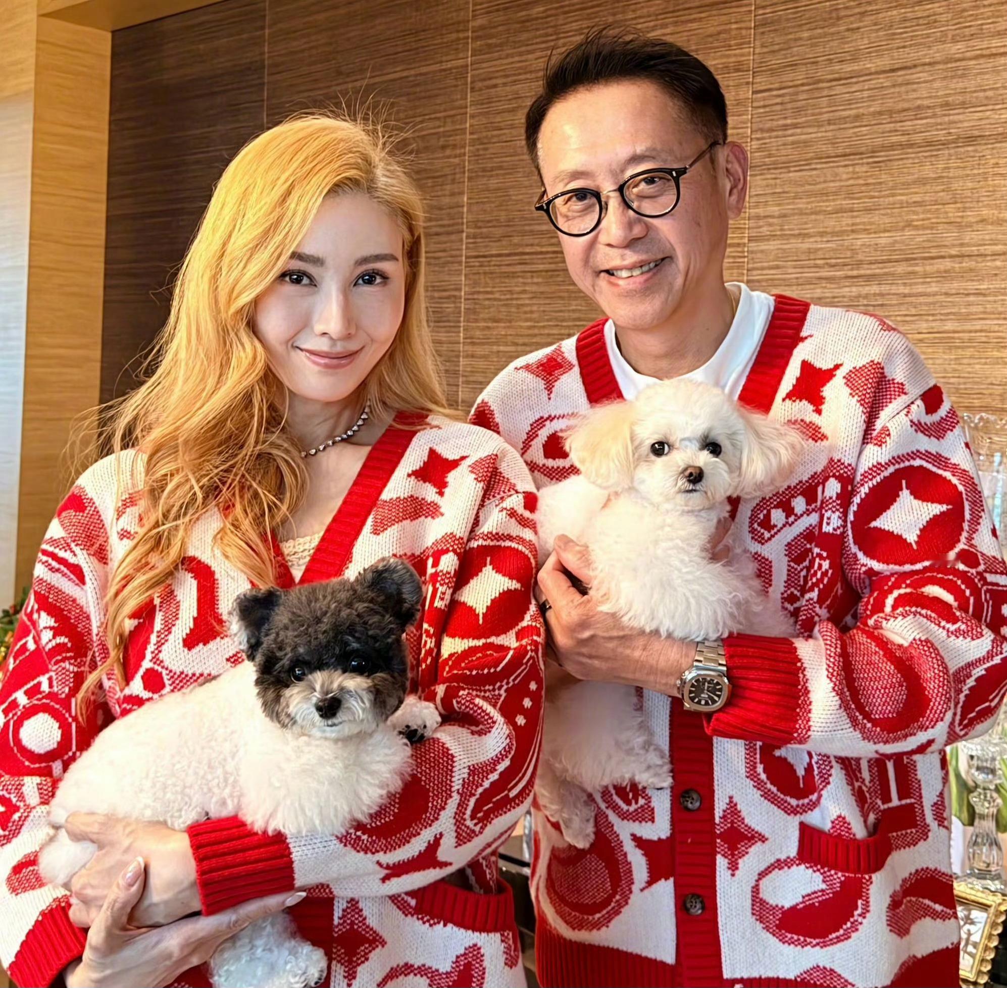 李嘉欣染金发与许晋亨情侣装迎新年 