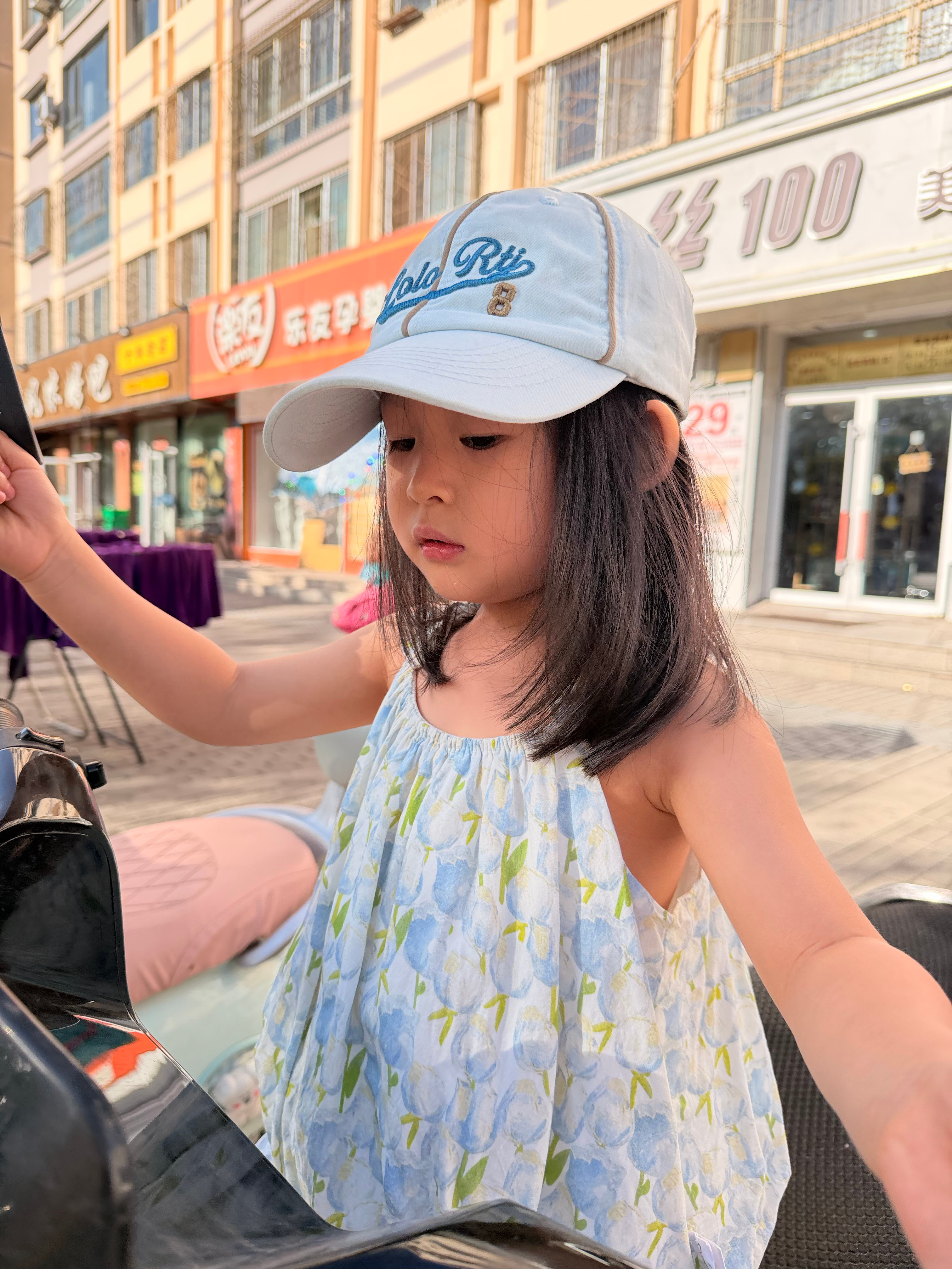 第一次在理发店剪头发的两岁多小外甥女，出乎意料还挺乖的我本来以为吹头发洗头发会哭