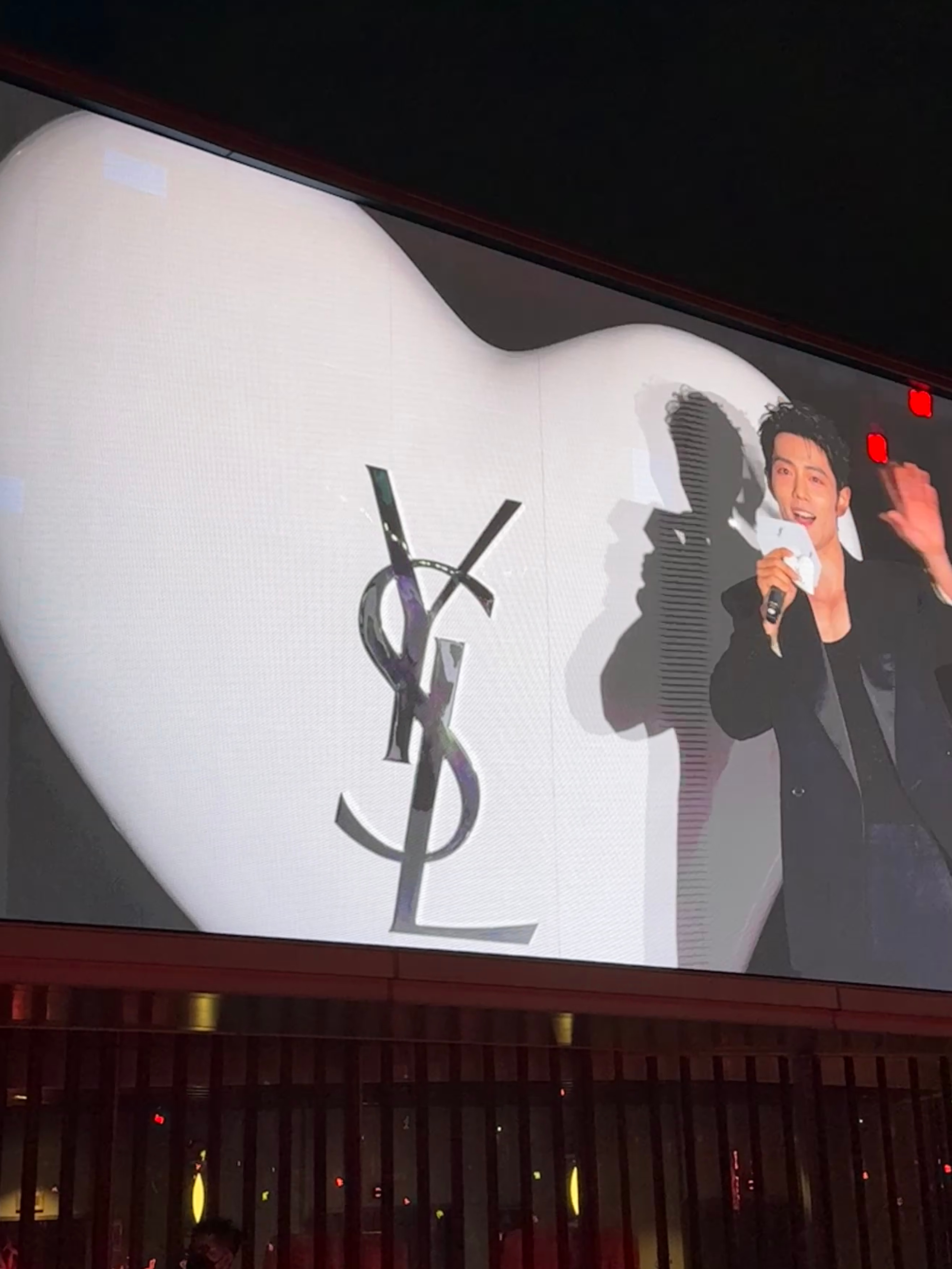 美晕了乖乖 就这样萌萌招手说谢谢 
