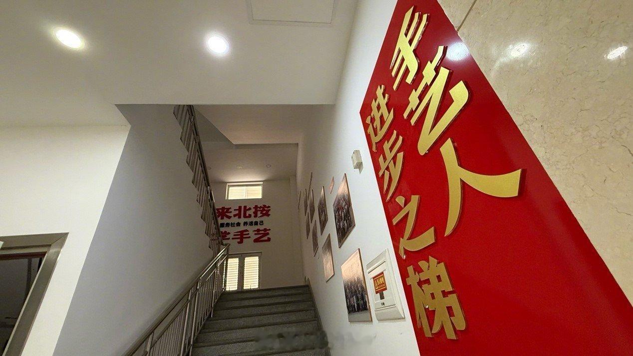 来北按学手艺太火了北按学校报名火爆东大对于每一个普通人都很重视，会想方设法提高每