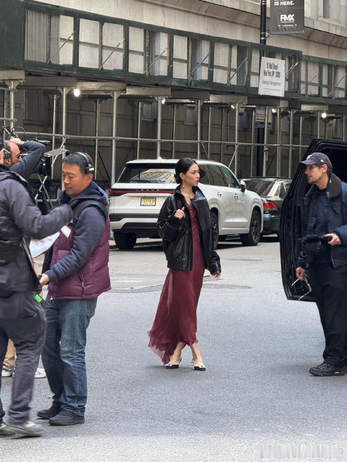 网友纽约偶遇钟楚曦钟楚曦纽约街头被偶遇 网友纽约街头偶遇钟楚曦，好美的姐姐！这个