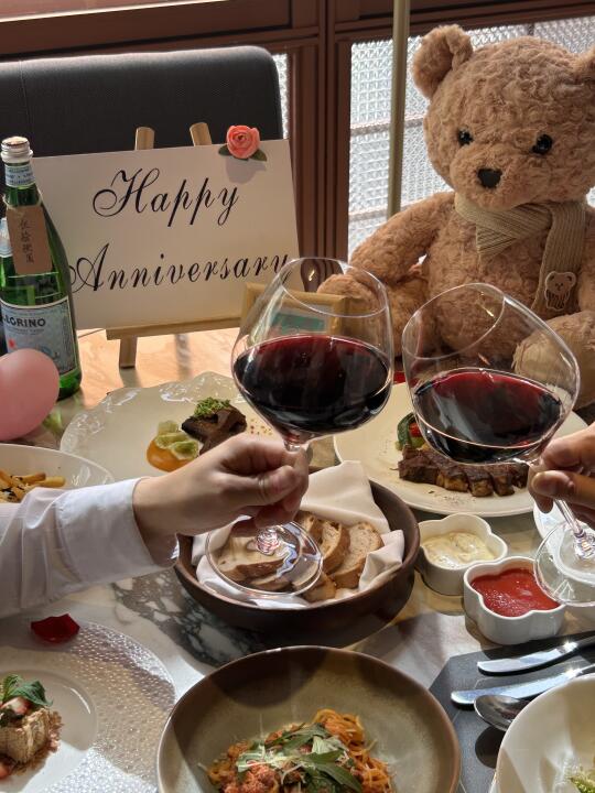 救命！这家牛排店把纪念日氛围感玩明白了🎊