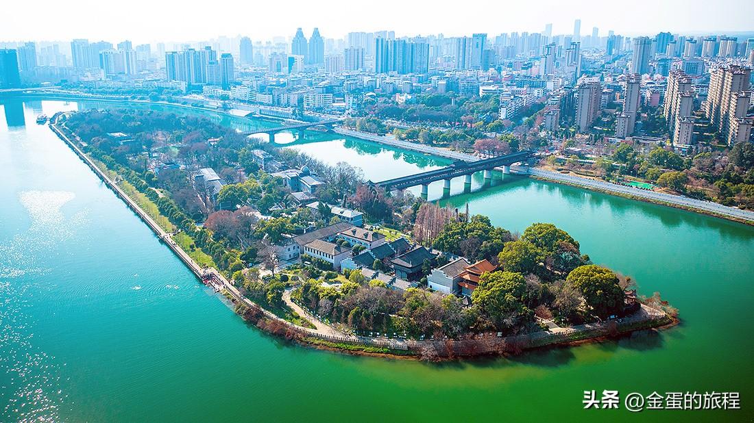 碧蓝色的赣江真是好看，这江西吉安的白鹭洲书院，算是个当地免费开放是江中岛屿公园，