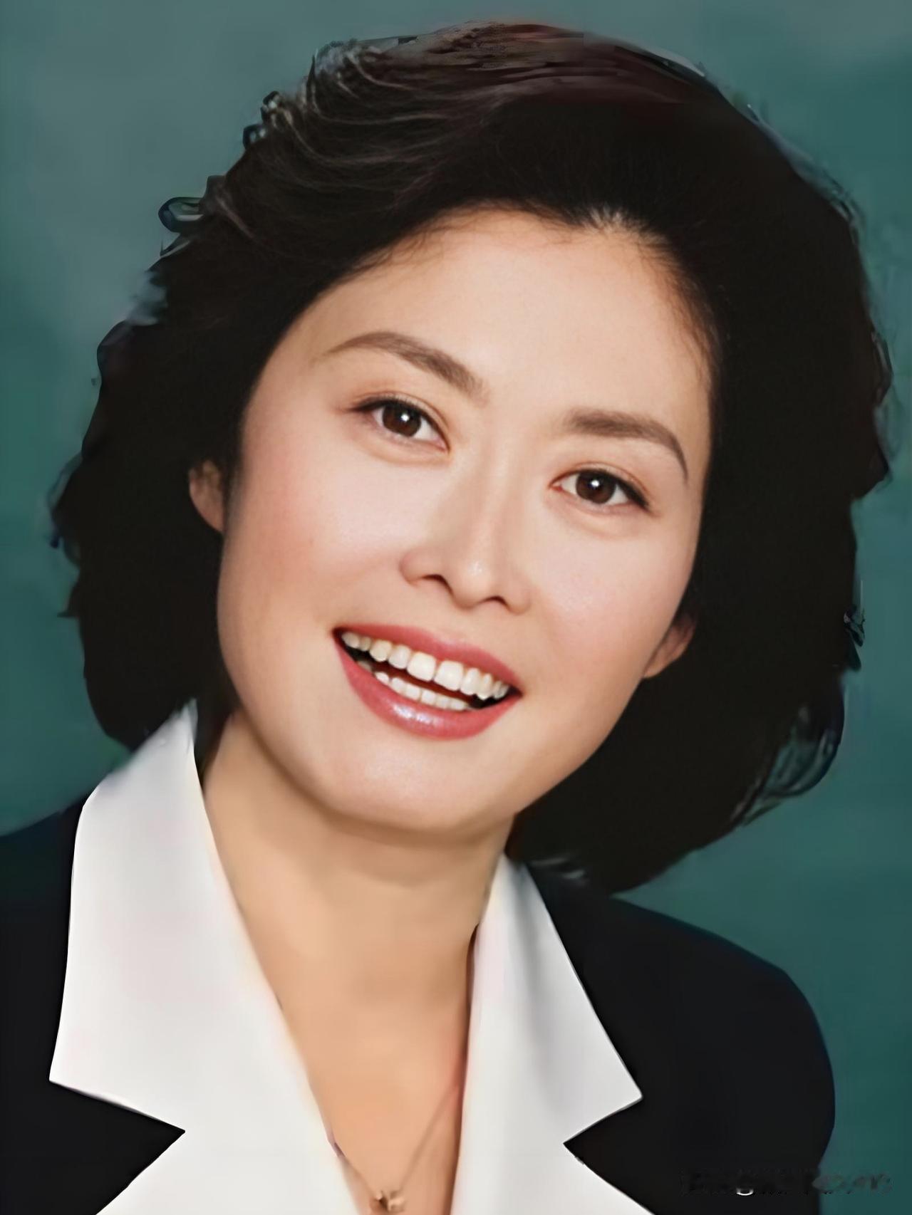 敬一丹，从容知性，以温和之声传递时代温度，诠释新闻人的坚守与情怀。温柔型主持人 