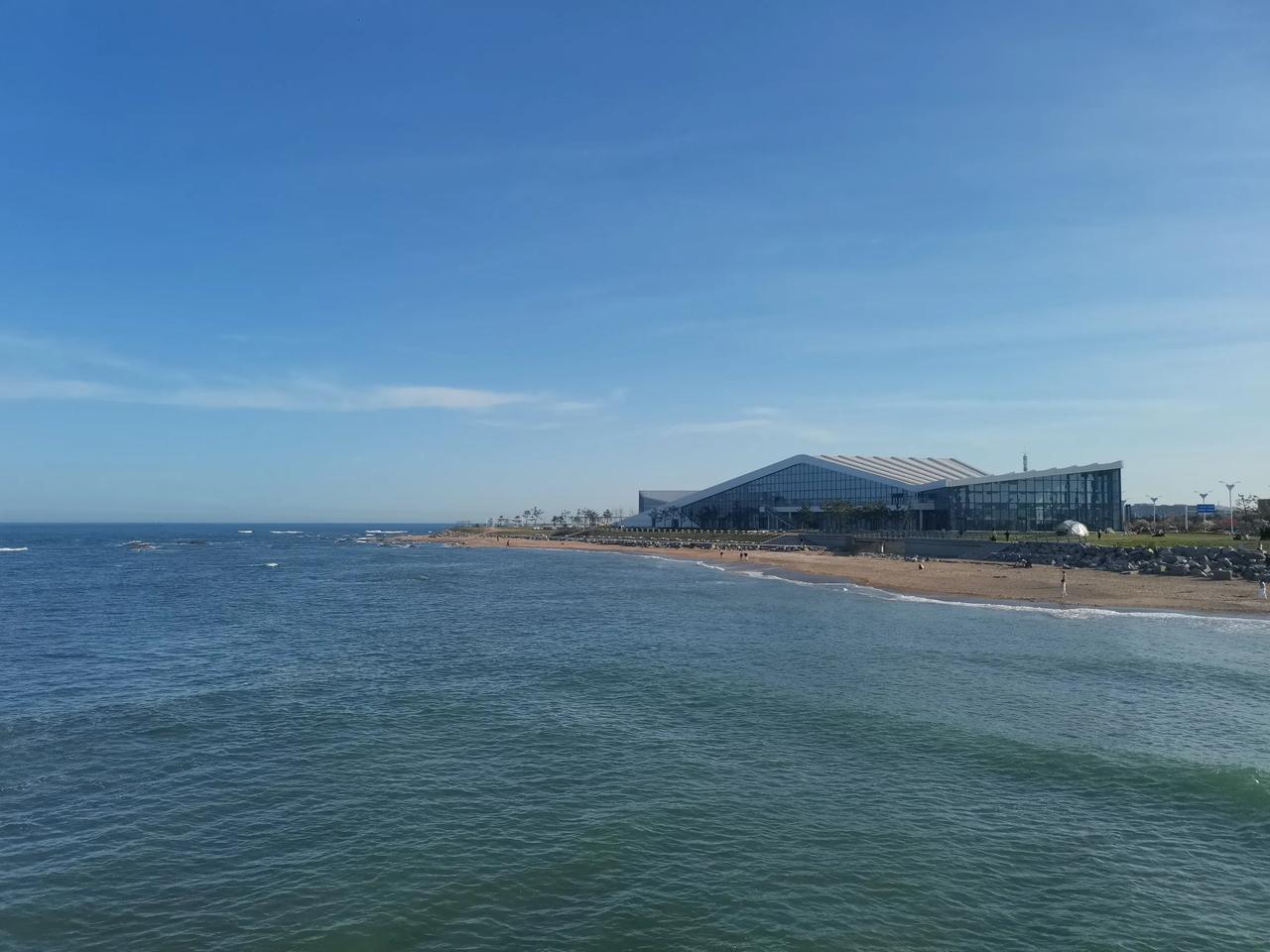 海军公园真的好美[赞]
今天天气特别好，海天一色，心旷神怡。
有时间的时候经常来