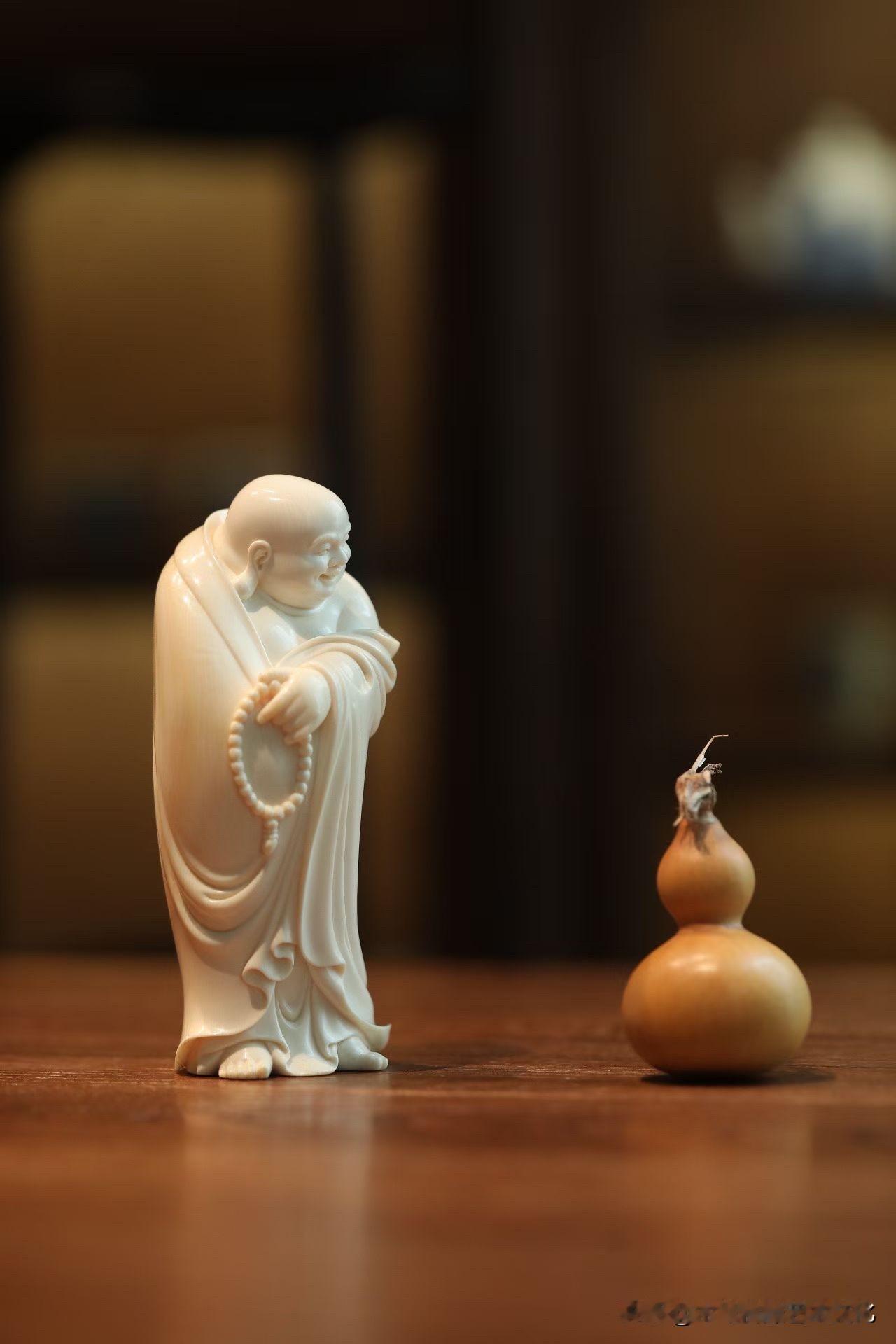 笑口常開的人，未必沒有煩惱；只是看過世事之後，依然選擇慈悲與豁達。

這尊猛犸牙