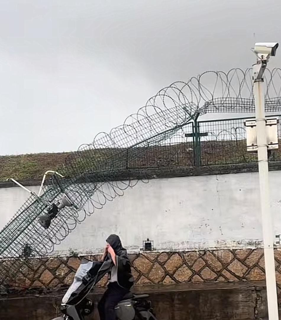 厦门机场因强降雨局部围界倒塌！当地称仍有暴雨非必要不出门