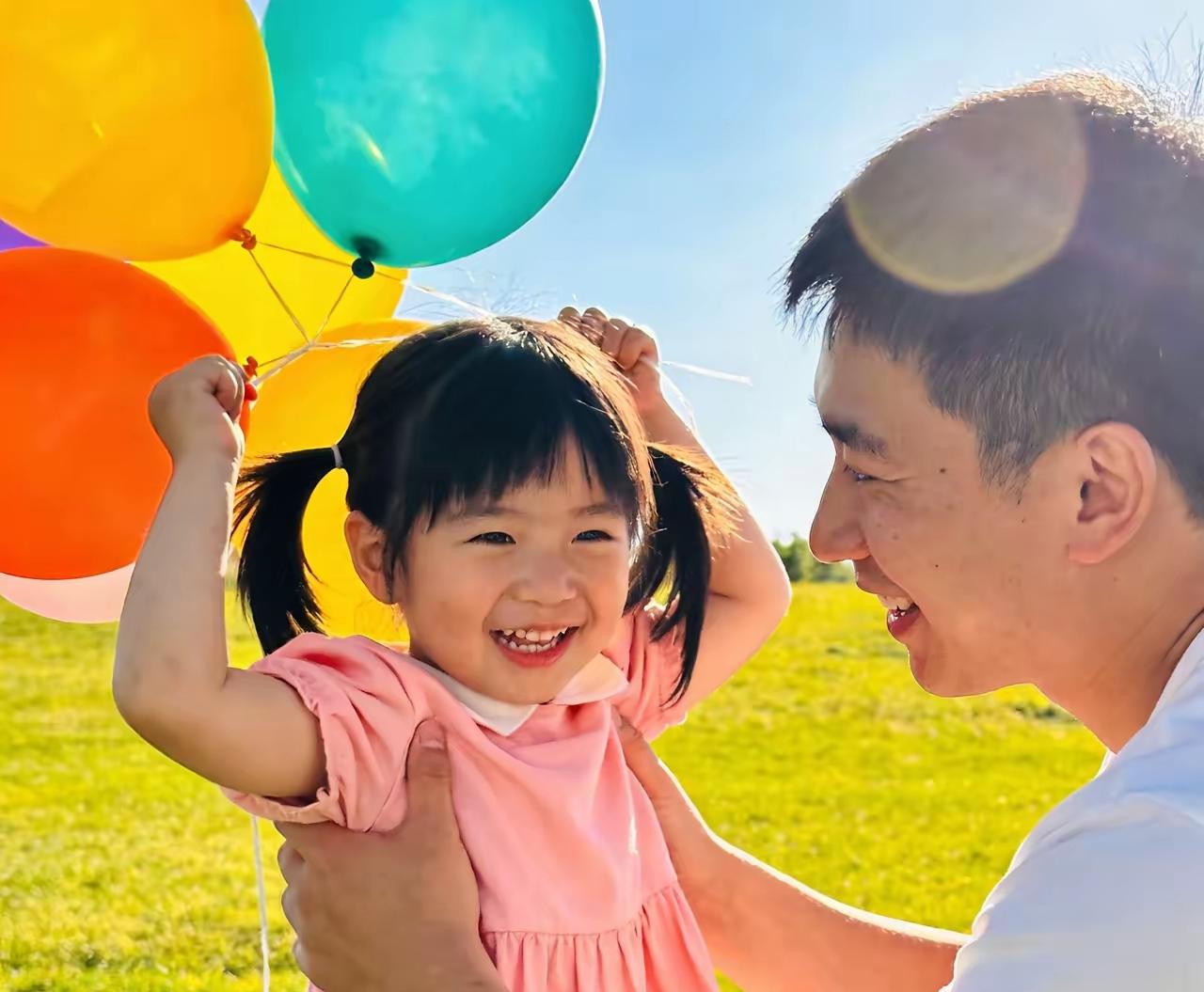 最近，我越来越佩服一个男人。这个男人辞职在家，全职带娃，每天还琢磨挣钱养家
 