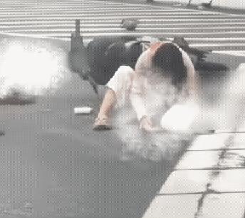 一家三口骑电动车违规上高架，不料行驶途中突然侧翻倒地，遭后方正常行驶车辆碾压，酿